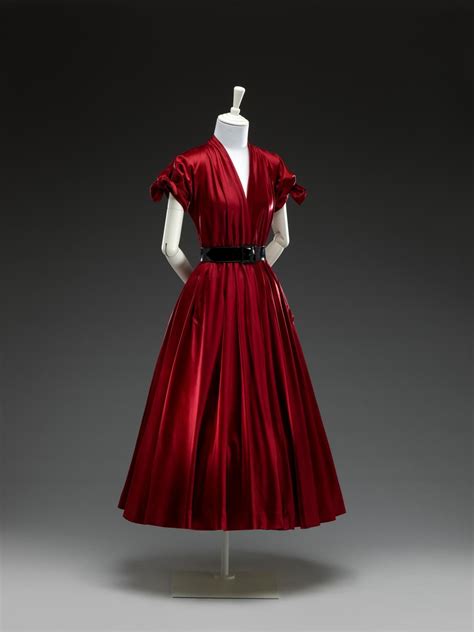 dior 1947 verpöhnt coralle|christian Dior dresses 1947.